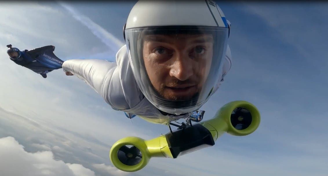 Voler autrement avec ce wingsuit motorisé imaginé par BMW