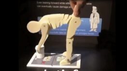 Ce jouet apprend comment soulever un objet lourd sans avoir mal au dos