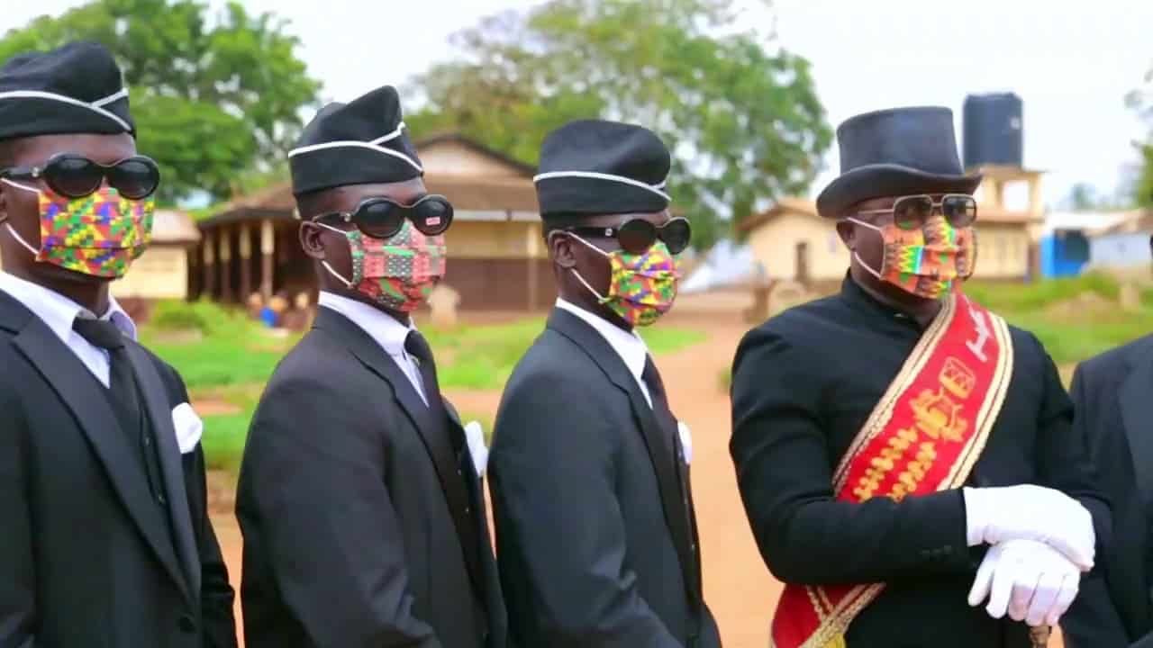 Une marque africaine de masques (à partir de chaussettes) s’empare du Coffin meme pour leur promo
