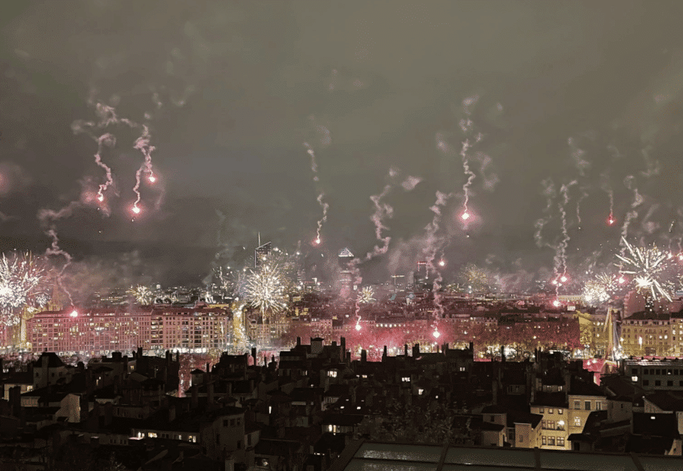 Les images des feux d’artifices à Lyon par les supporters de l’OL pour la Fête des Lumières (8 décembre 2020)