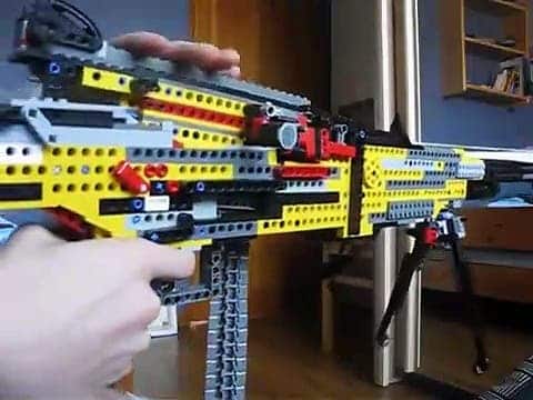 Il fabrique une puissante mitraillette LEGO