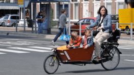 maman sur un velo cargo