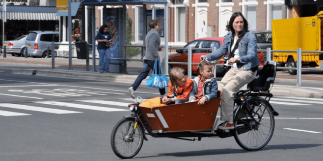 maman sur un velo cargo