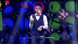 Ce jeune garçon résout trois Rubik’s Cube en les jonglant !