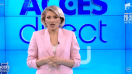 une femme nue lance une pierre sur une présentatrice de télévision en pleine émission en direct