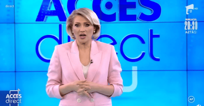 une femme nue lance une pierre sur une présentatrice de télévision en pleine émission en direct