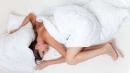 8 bonnes raisons de dormir nu