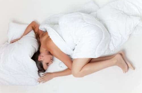 8 bonnes raisons de dormir nu