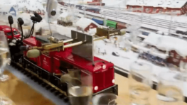 Train qui fait de la musique avec des verres d'eau