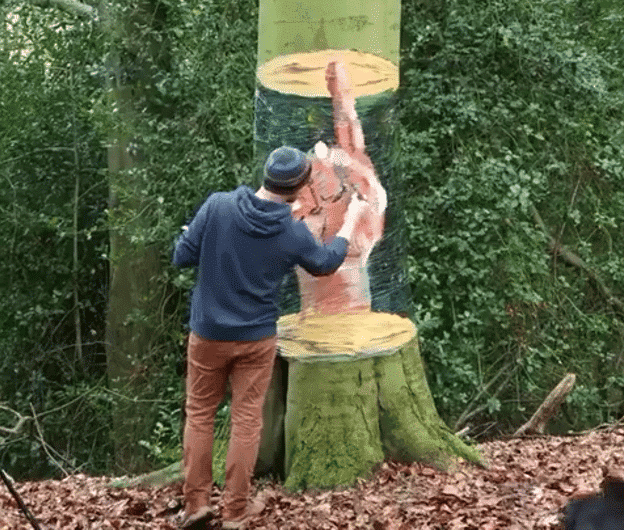 Illusion parfaite sur un tronc d’arbre avec du papier film et de la peinture acrylique