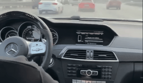 Une course sauvage entre une Mercedes et un Audi font flipper les automobilistes