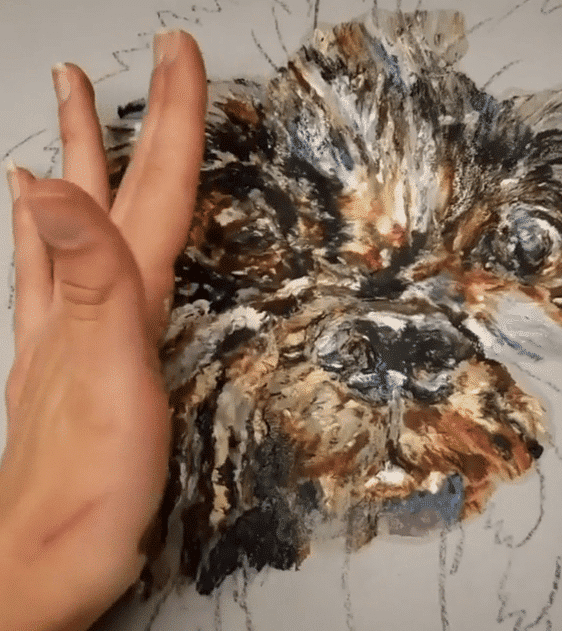 Cette peintre réalise un portrait de son chien avec la paume de sa main et le résultat est bluffant