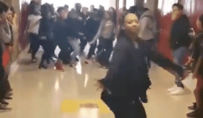 Cette professeure et ses élèves font une entrée très remarquée à l’école en dansant sur Thriller