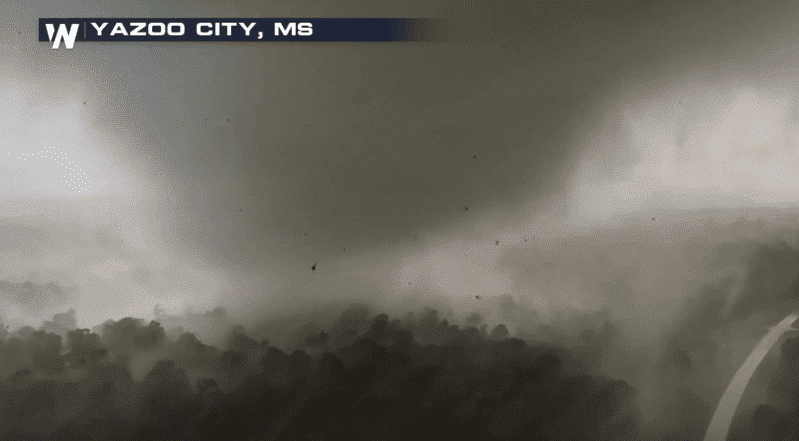 Un drone enregistre de très près une tornade de passage dans l’état du Mississippi