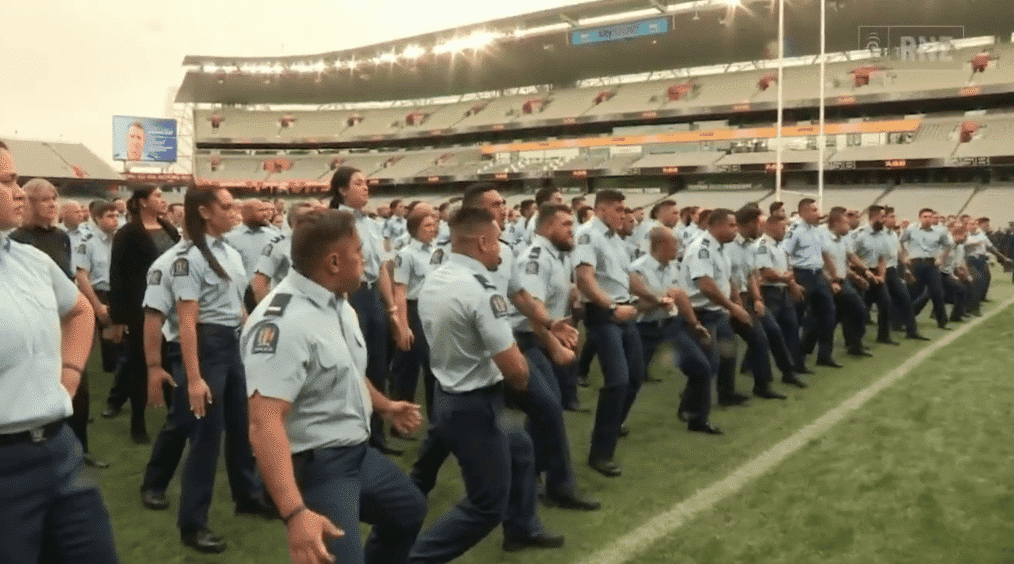 Ces policiers néo-zélandais rendent un dernier hommage poignant à ceux tombés avec un haka légendaire
