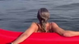 Une baleine a failli atterrir sur une femme qui se reposait tranquillement sur un kayak