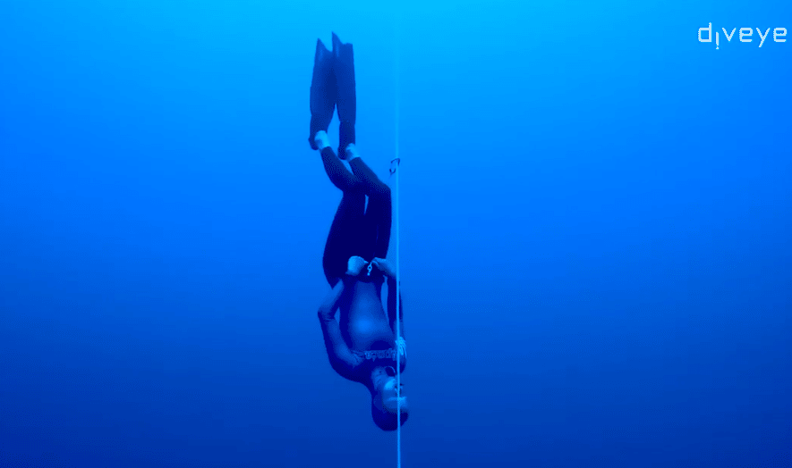 Nataliia Zharkova en apnée libre à 93 mètres de profondeur pour décrocher un record du monde