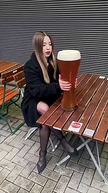 Elle boit 3 litres de bière en quelques secondes