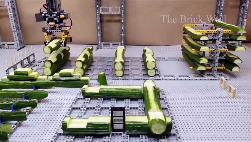 Il crée une usine en LEGO et utilise des concombres à la place du bois pour construire une maison