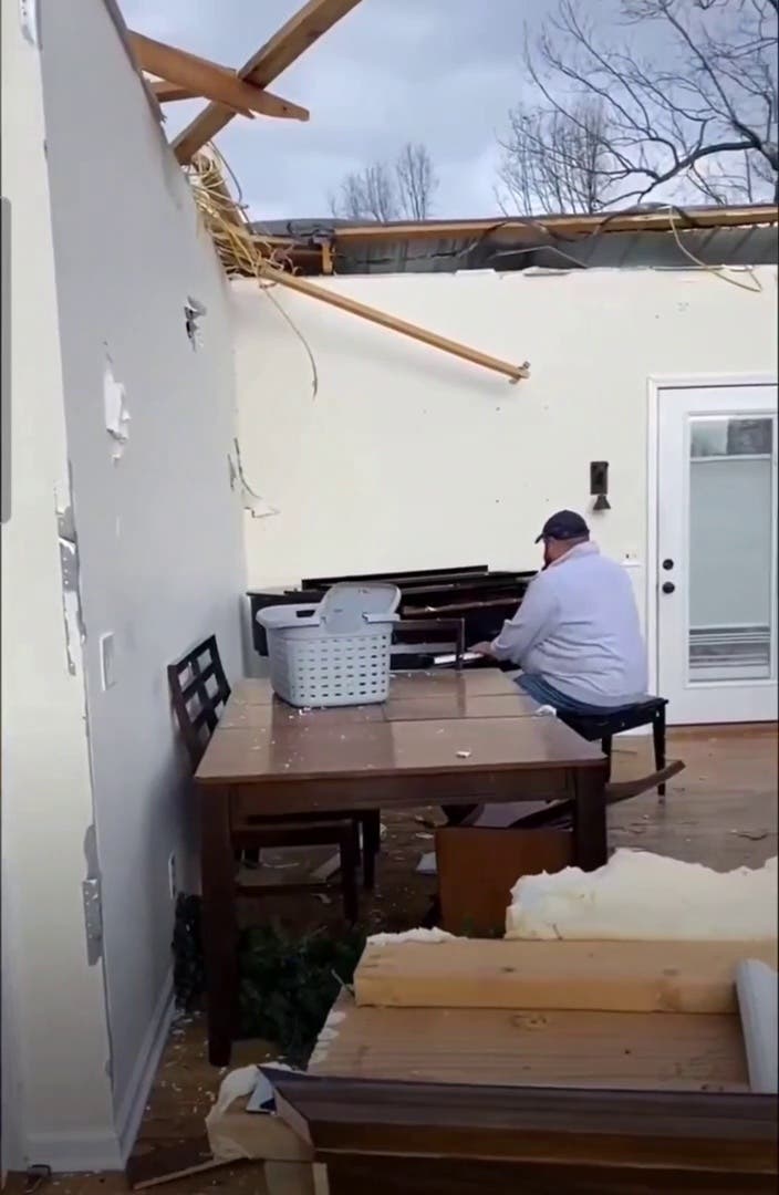 Il joue du piano dans sa maison détruite par une violente tornade du 10 décembre 2021