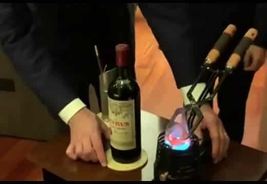 Comment ouvrir un vin à plus de 15.000 euros sans toucher au bouchon ?