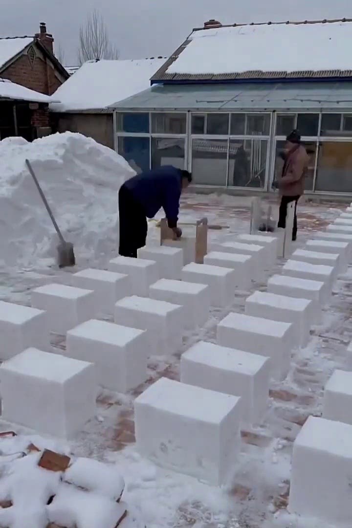 Il construit une maison en briques de neige, habitable avec même du chauffage à l’intérieur