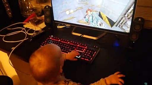 Un bébé joue à Half Life alors qu’il n’a que 2 ans