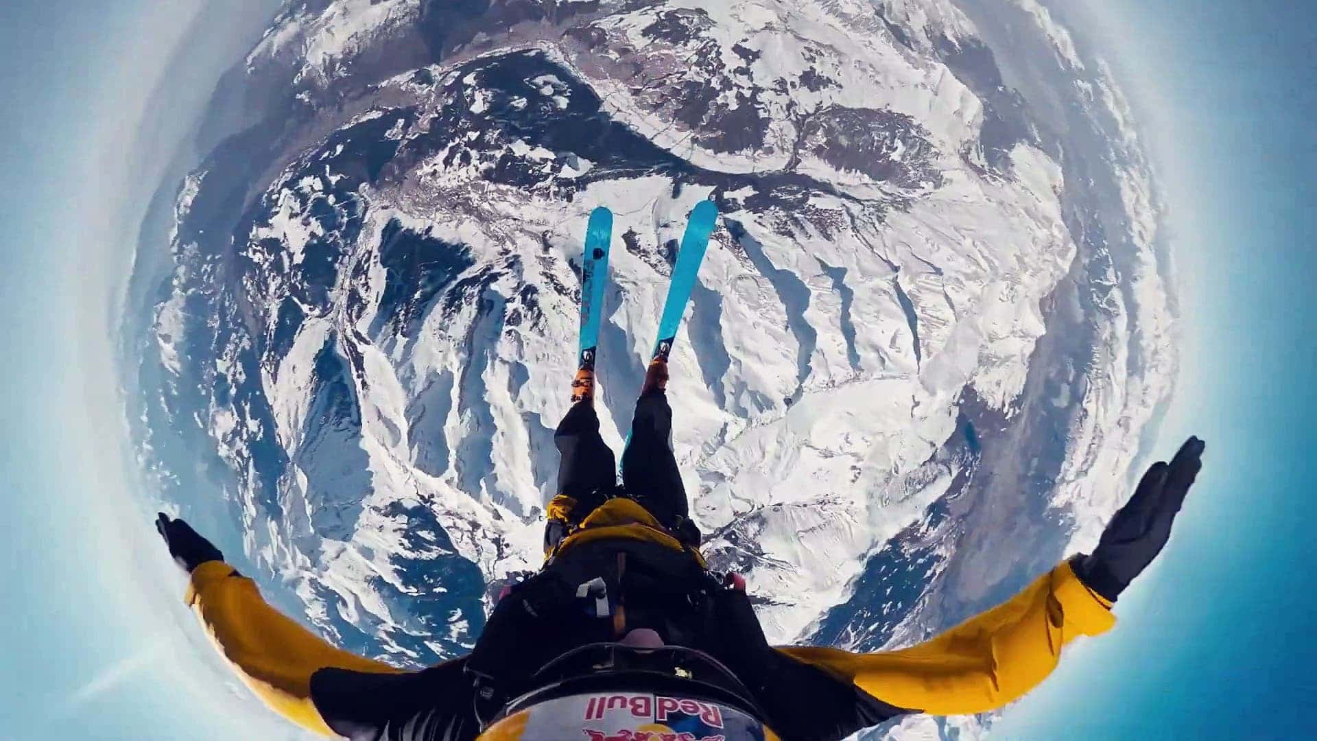 Fred Fugen fait une chute libre depuis 6.500m d’un télésiège accroché à une montgolfière avec ses skis et atterrit à La Clusaz en speedriding