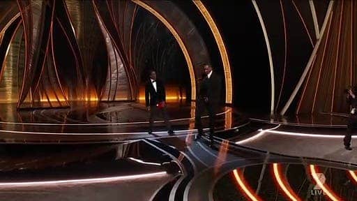 Will Smith assène un coup de poing à Chris Rock au visage en direct des Oscars 2022