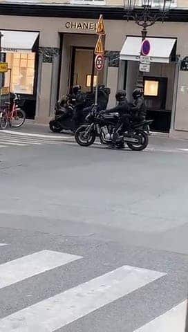 4 personnes en moto/scooter braquent la boutique Chanel à Paris (vidéo)