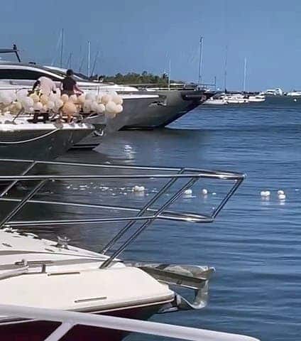 Des ballons de fête d’un yacht jetés dans les eaux de la baie de Biscayne à Miami