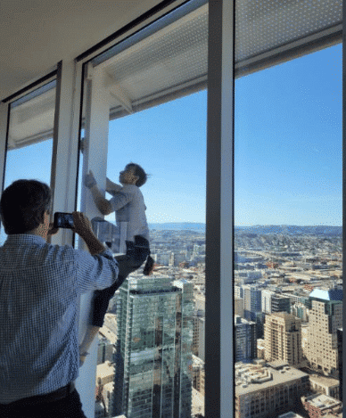 Un homme escalade la tour Salesforce à San Francisco