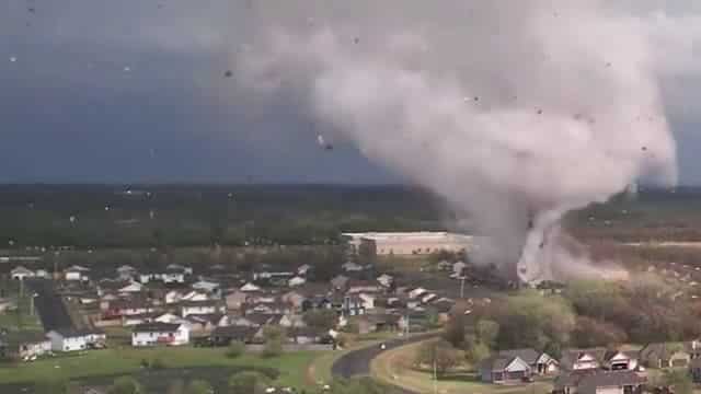 Une tornade filmée par un drone arrache des dizaines de bâtiments (Kansas, Etats-Unis)