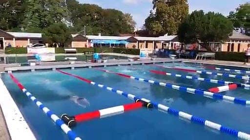 La natation est déjà compliquée qu’ils rajoutent des obstacles sur les lignes