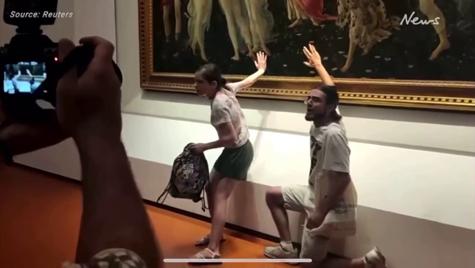 Des militants écolos saccagent en collant leur main à la glue sur le tableau Printemps de Botticelli