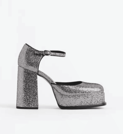 H&M surprend ses fans avec des chaussures argentées à moins de 40 euros