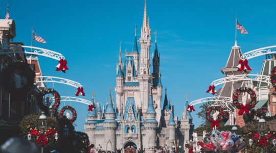 Disneyland Paris 60 millions de consommateurs dénonce l'arnaque du pass annuel !
