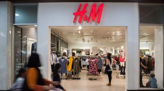 H&M cartonne avec son jean ultra-tendance à moins de 15 euros !