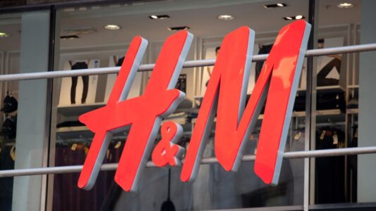 H&M frappe fort avec pantalon en satin sublime à moins de 30 euros article