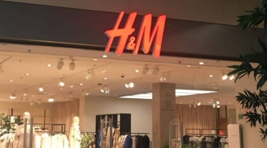 H&M frappe fort avec sa robe noire à nœud vendue moins de 40 euros