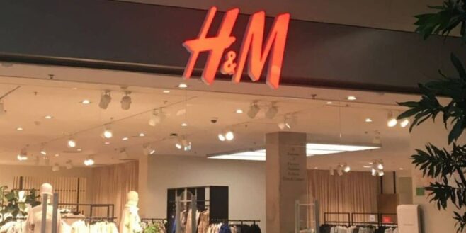 H&M frappe fort avec sa robe noire à nœud vendue moins de 40 euros