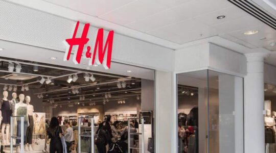 H&M frappe fort avec ses chaussures argentées à moins de 40 euros