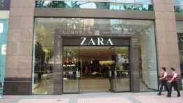 Ruée chez Zara pour ce sublime manteau à col roulé qu'il vous faut absolument !