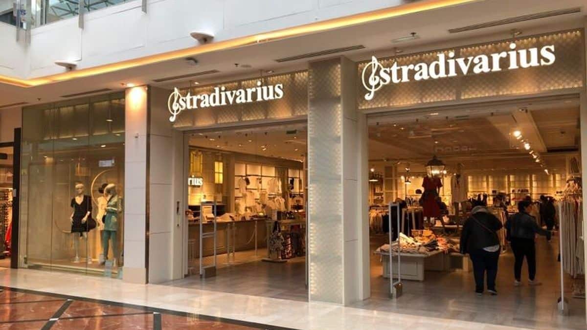 Stradivarius son modèle de pantalon iconique est disponible en cuir et à moins de 30€ !