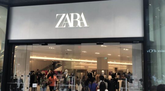 Gros carton pour Zara avec sa veste en fil métallisé idéale pour les fêtes de fin d'année à moins de 30€ !