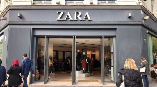 Zara fait un carton avec son pantalon en velours à shopper de toute urgence !