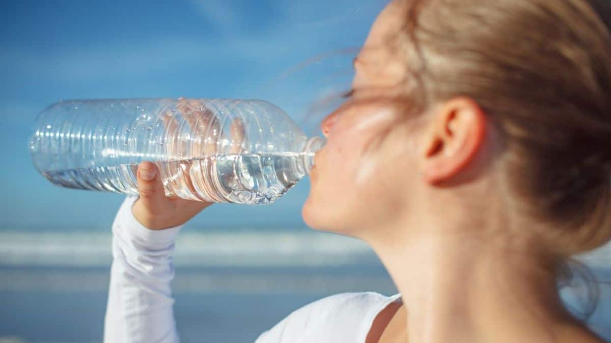 Alerte sanitaire : ne buvez plus ces bouteilles d'eau elles contiennent du plastique très dangereux pour la santé !