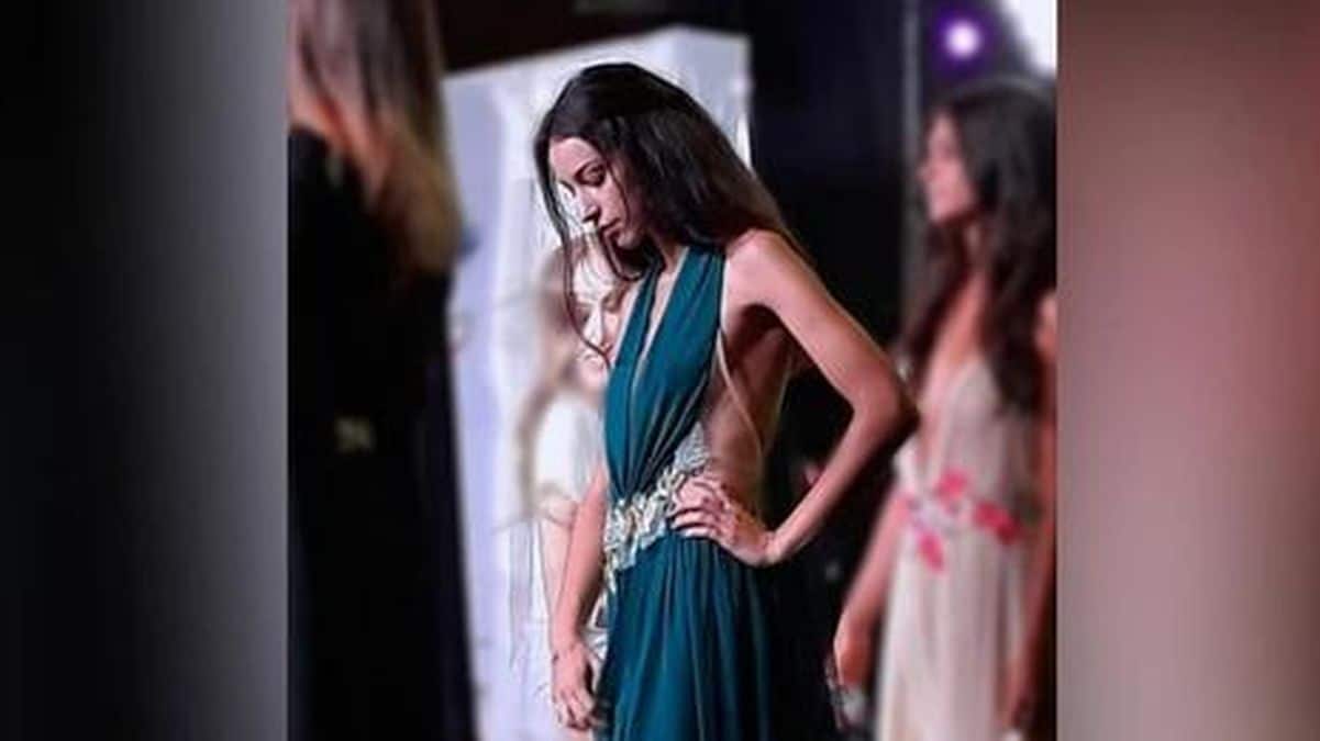 Questa diciottenne ha raggiunto la finale di Miss Italia, quando ha sollevato l'orlo del vestito, la gente si è bloccata!