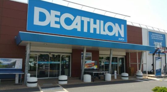 Cohue chez Decathlon pour sa nouvelle veste imperméable qui fait un énorme carton à moins de 20 euros !