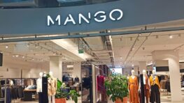 Cohue chez Mango pour ce super blazer à franges en satin à petit prix !